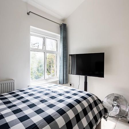 4 Bedroom House With Garden, Parking & 3 Mins Walking Distance From Train Station London Eksteriør billede