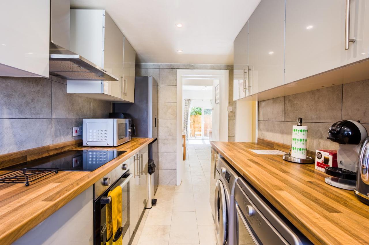4 Bedroom House With Garden, Parking & 3 Mins Walking Distance From Train Station London Eksteriør billede