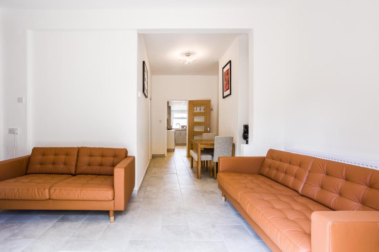 4 Bedroom House With Garden, Parking & 3 Mins Walking Distance From Train Station London Eksteriør billede