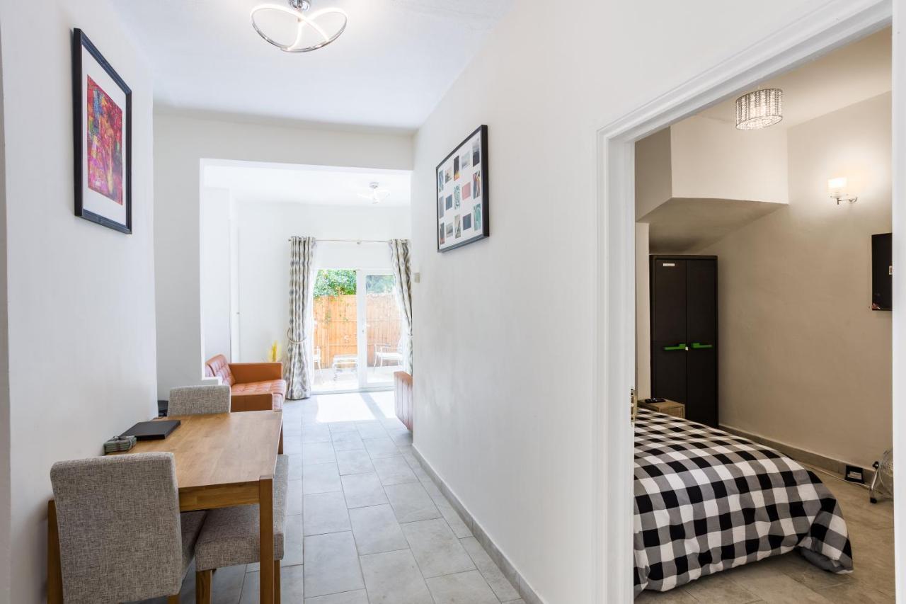 4 Bedroom House With Garden, Parking & 3 Mins Walking Distance From Train Station London Eksteriør billede