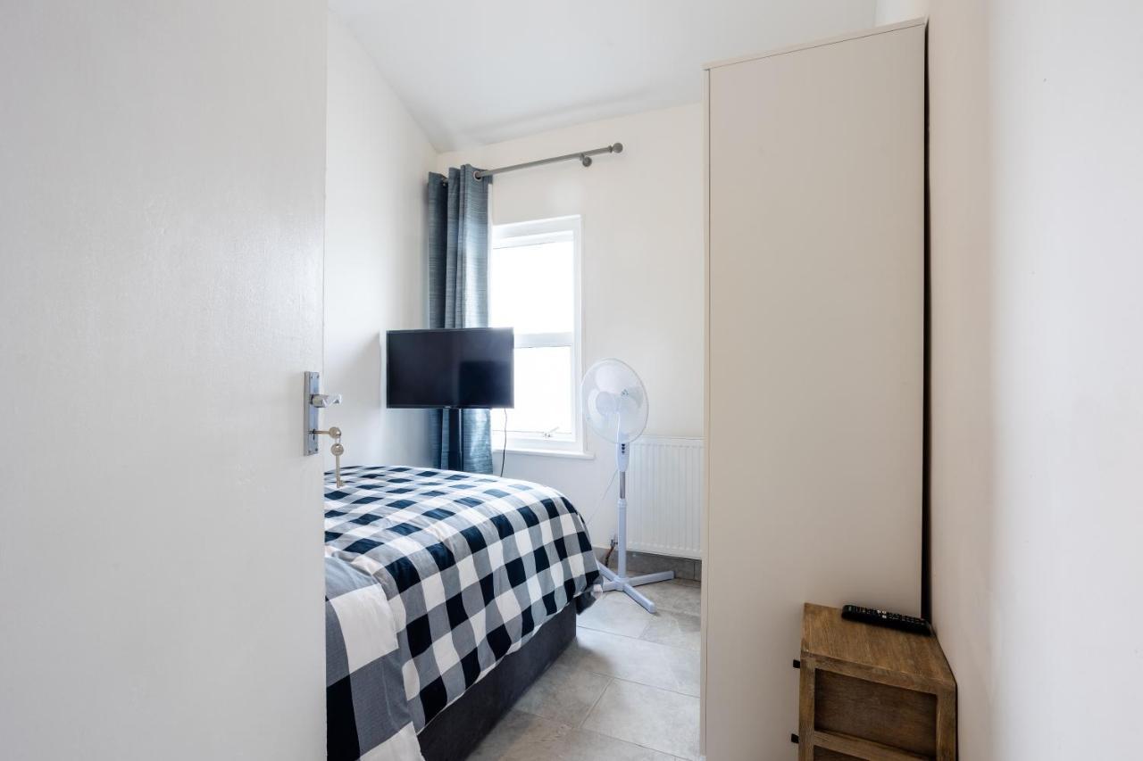 4 Bedroom House With Garden, Parking & 3 Mins Walking Distance From Train Station London Eksteriør billede