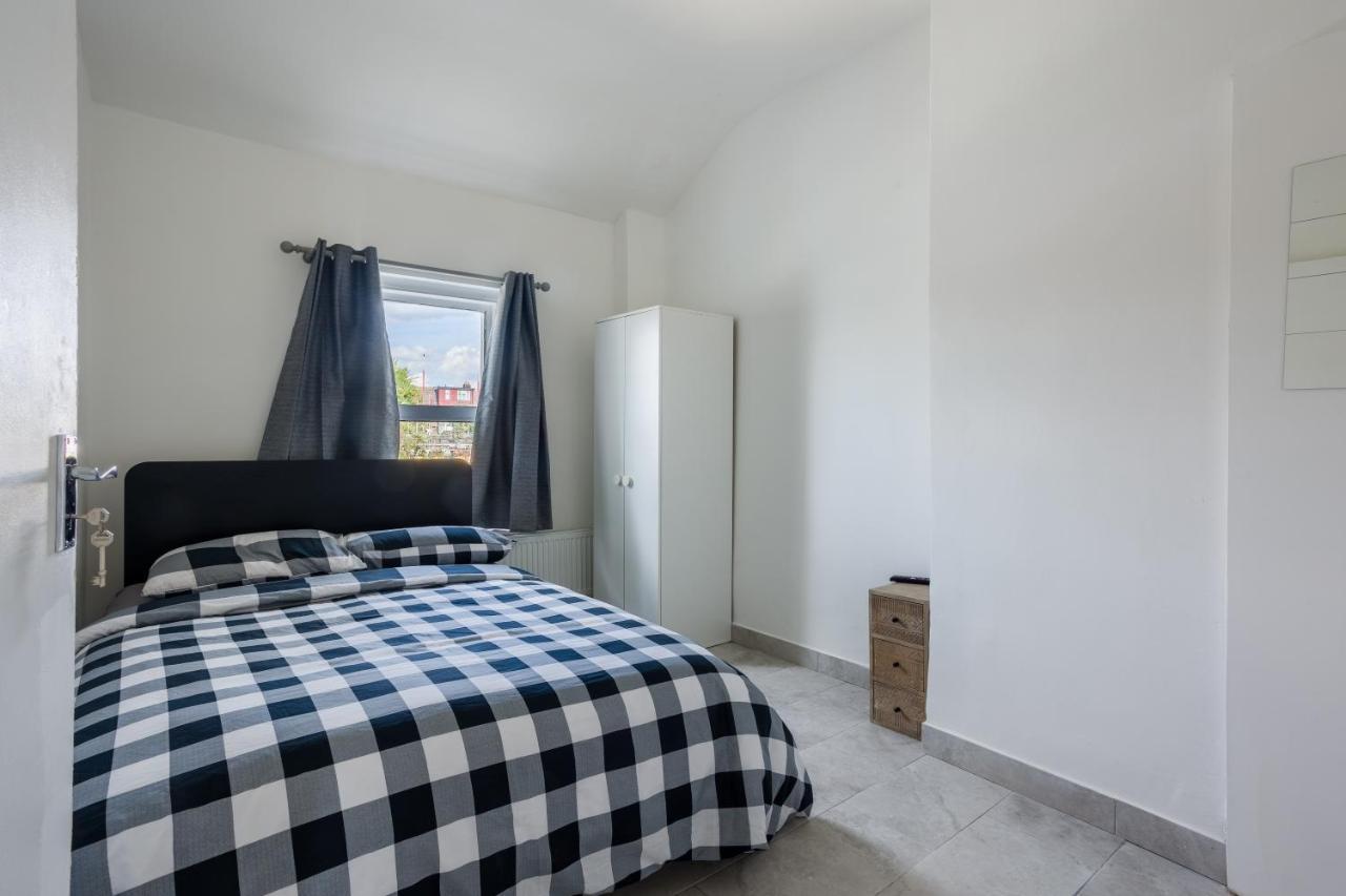 4 Bedroom House With Garden, Parking & 3 Mins Walking Distance From Train Station London Eksteriør billede