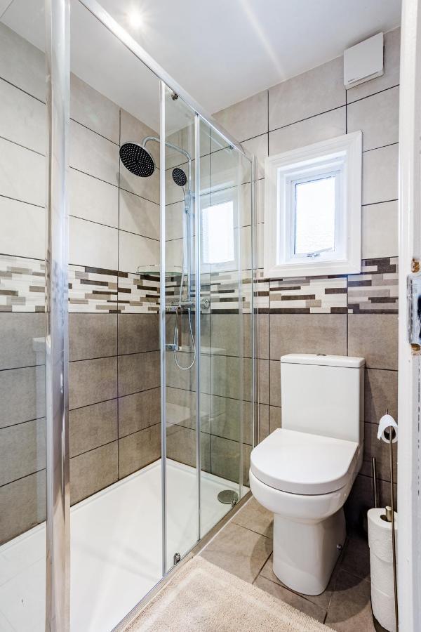 4 Bedroom House With Garden, Parking & 3 Mins Walking Distance From Train Station London Eksteriør billede