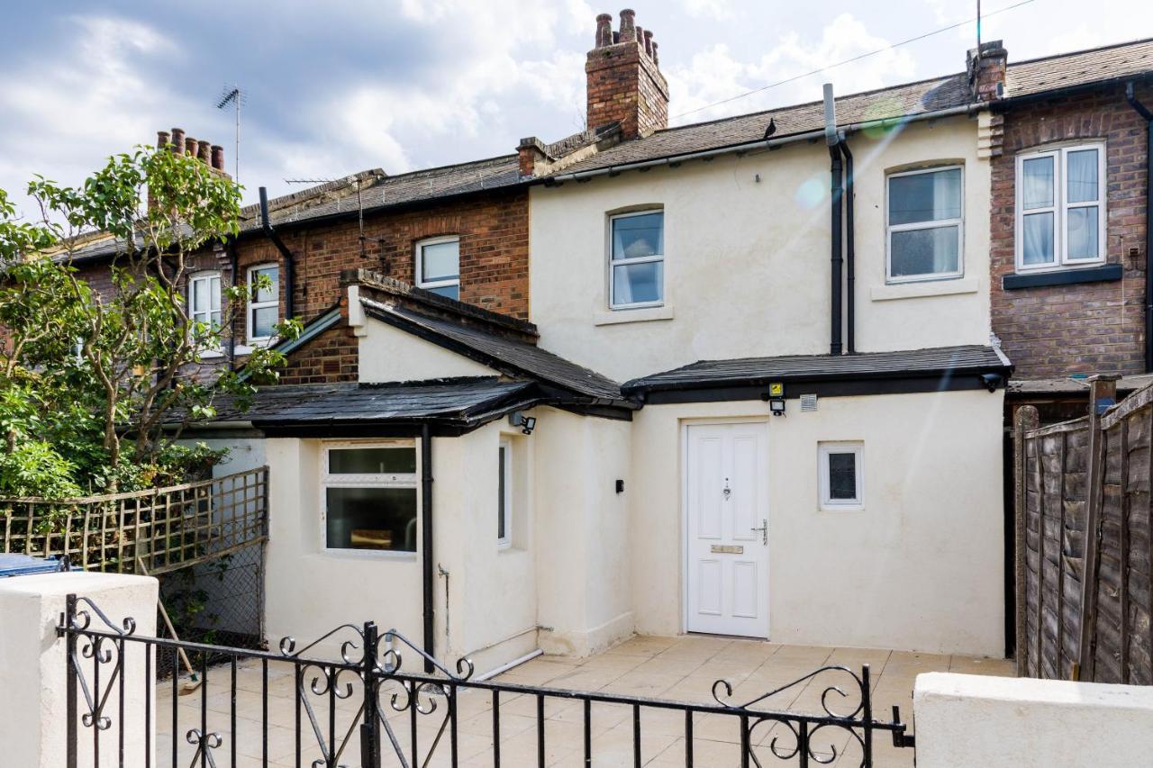 4 Bedroom House With Garden, Parking & 3 Mins Walking Distance From Train Station London Eksteriør billede