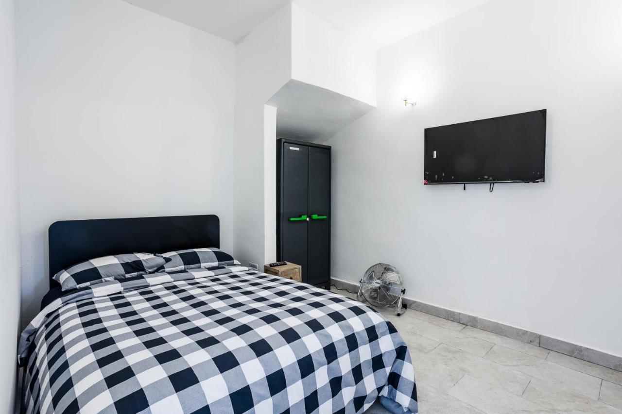 4 Bedroom House With Garden, Parking & 3 Mins Walking Distance From Train Station London Eksteriør billede
