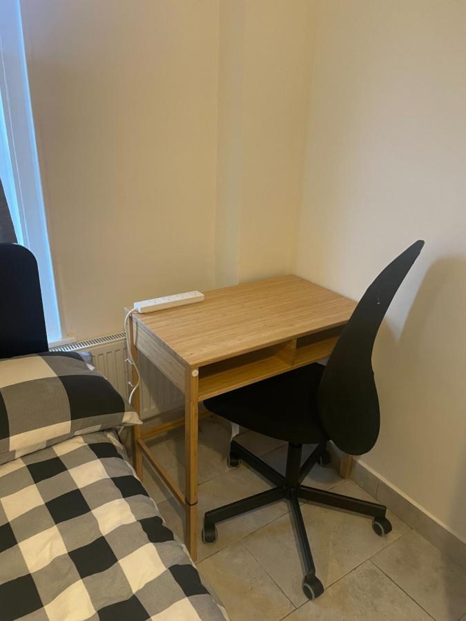 4 Bedroom House With Garden, Parking & 3 Mins Walking Distance From Train Station London Eksteriør billede