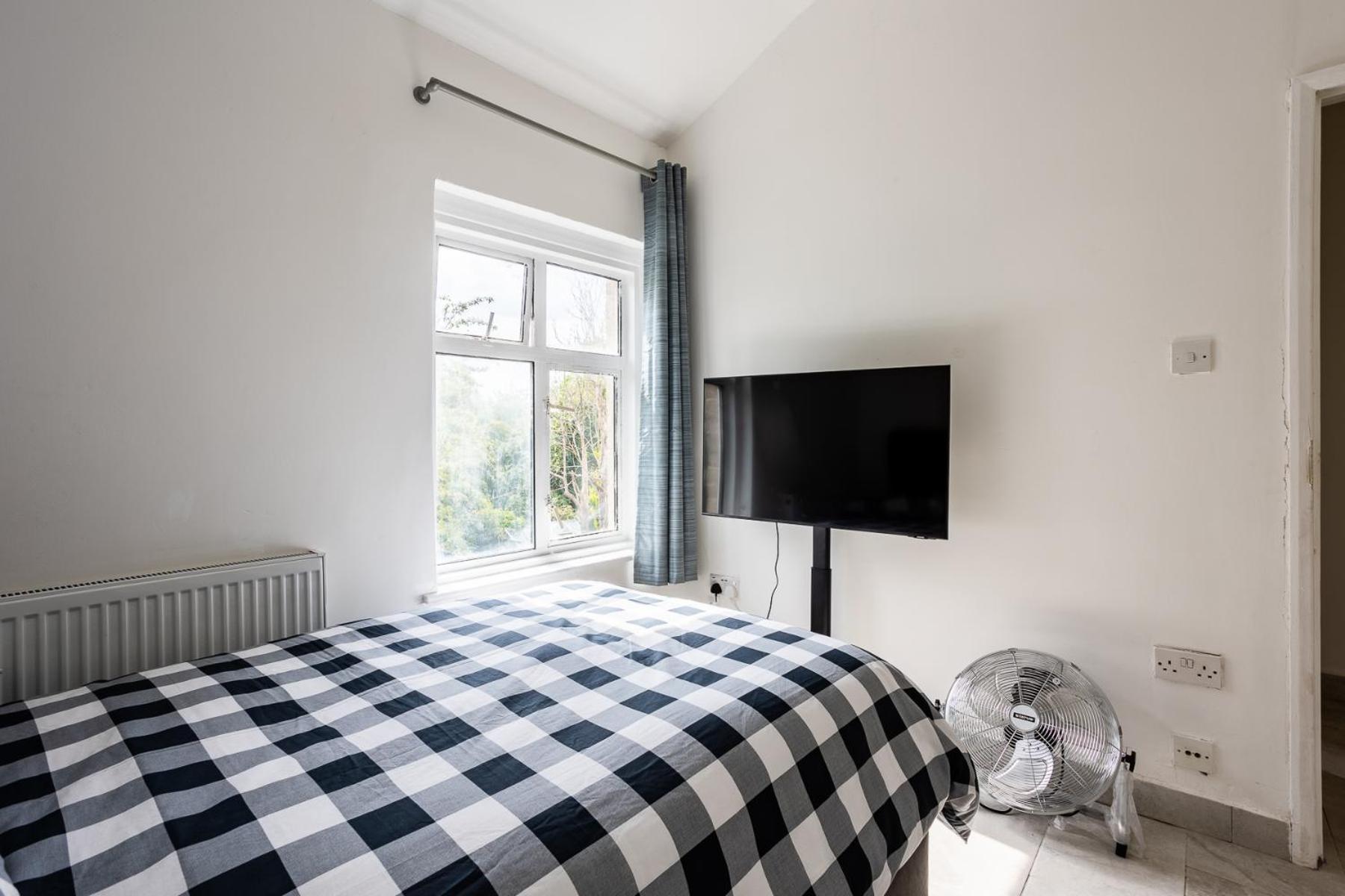 4 Bedroom House With Garden, Parking & 3 Mins Walking Distance From Train Station London Eksteriør billede